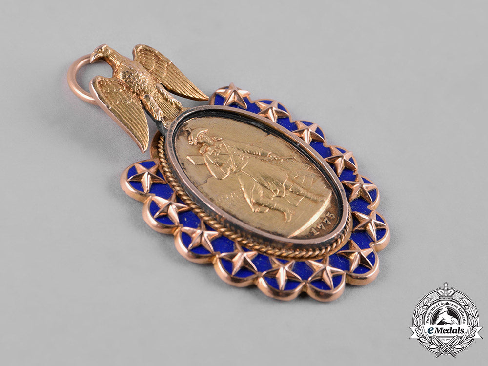 united_states._a_sons_of_the_revolution_membership_badge_in_gold,_c.1900_c18-052405_1