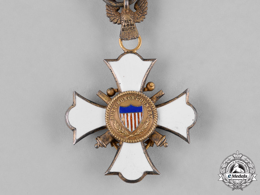 united_states._a_naval&_military_order_of_the_spanish-_american_war_membership_badge,_c.1910_c18-052445_1