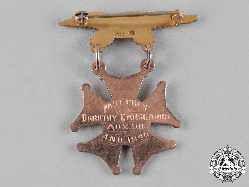 united_states._an_army_and_navy_union_membership_badge_in_gold,_c.1946_c18-052457