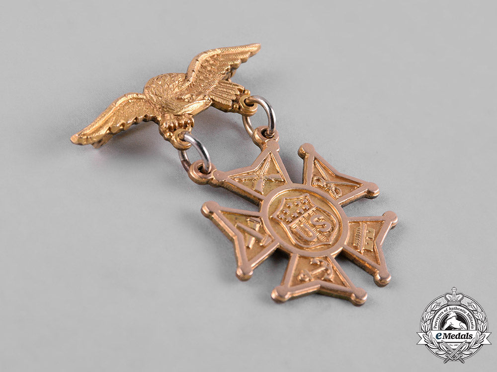 united_states._an_army_and_navy_union_membership_badge_in_gold,_c.1946_c18-052458