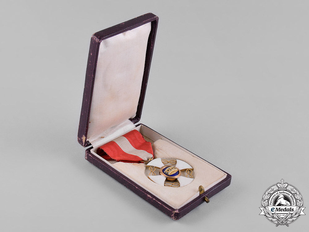 italy,_kingdom._order_of_the_crown_in_gold,_v_class_knight,_c.1900_c18-052508
