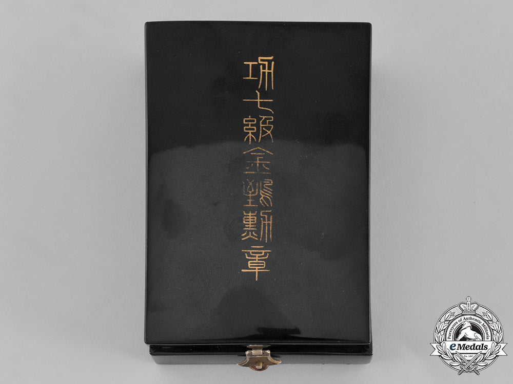 japan,_empire._an_order_of_the_golden_kite,_vii_class_with_case,_c.1940_c18-052879_1_1