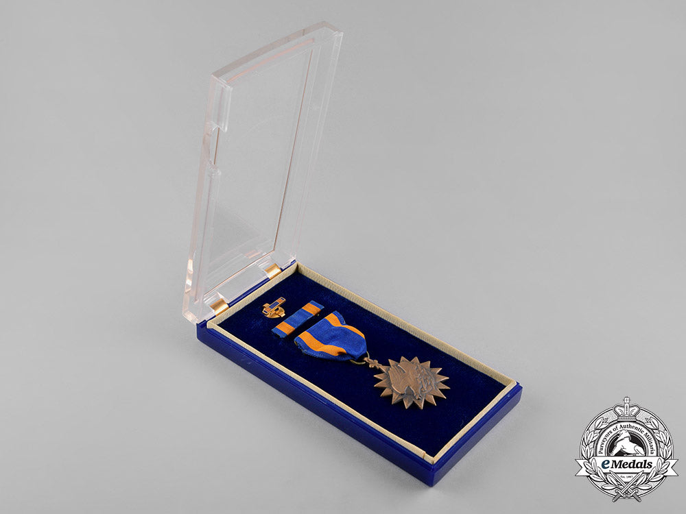 united_states._two_air_force_awards_with_case,_c.1950_c18-052973