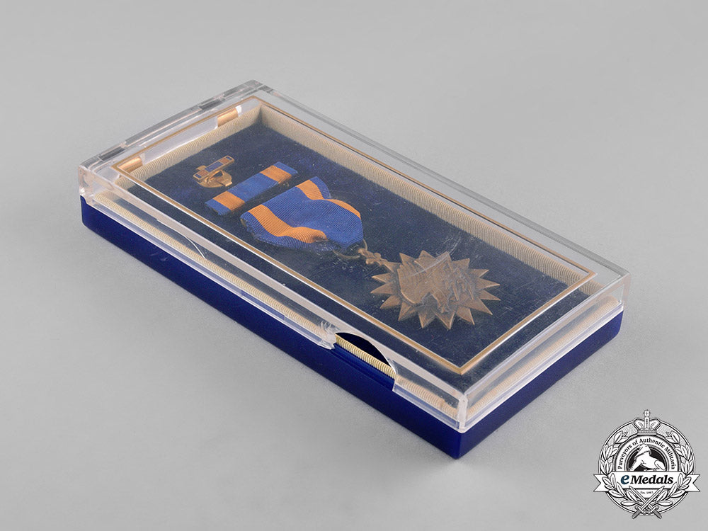 united_states._two_air_force_awards_with_case,_c.1950_c18-052974