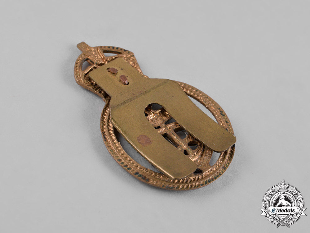 canada._a_lot_of_nine_cap_badges,_c.1950_c18-053885_1