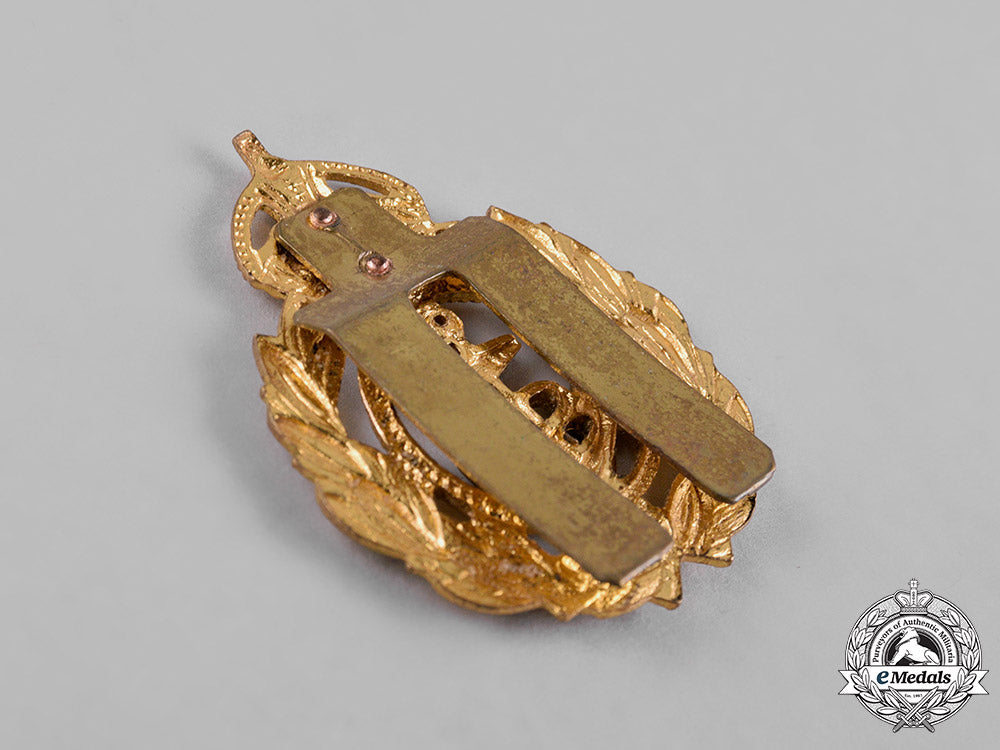 canada._a_lot_of_nine_cap_badges,_c.1950_c18-053886_1