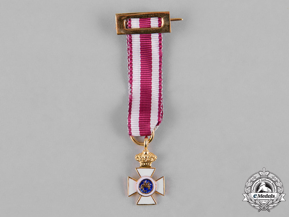 spain,_kingdom._a_military_order_of_st._hermenegildo,_gold_cross_with_miniature_c.1930_c18-054420_1