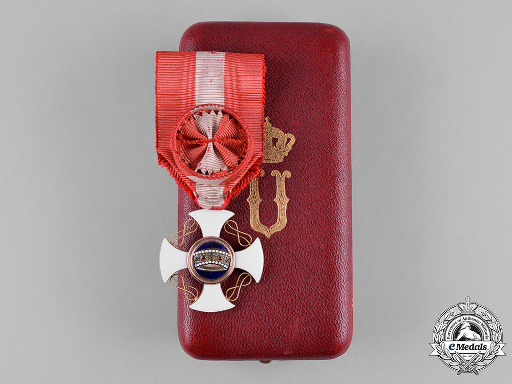 italy,_kingdom._an_order_of_the_crown_of_italy_in_gold,_officer_in_case,_c.1900_c18-054563