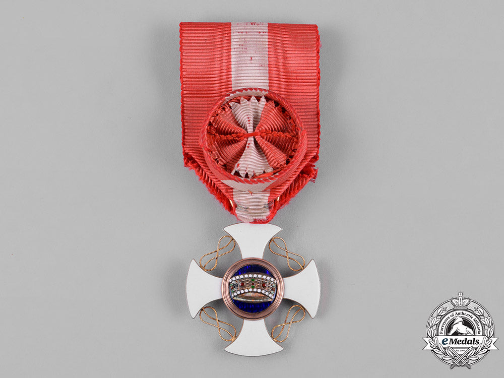 italy,_kingdom._an_order_of_the_crown_of_italy_in_gold,_officer_in_case,_c.1900_c18-054564
