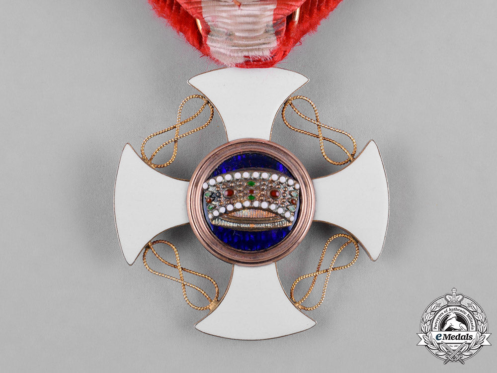 italy,_kingdom._an_order_of_the_crown_of_italy_in_gold,_officer_in_case,_c.1900_c18-054565