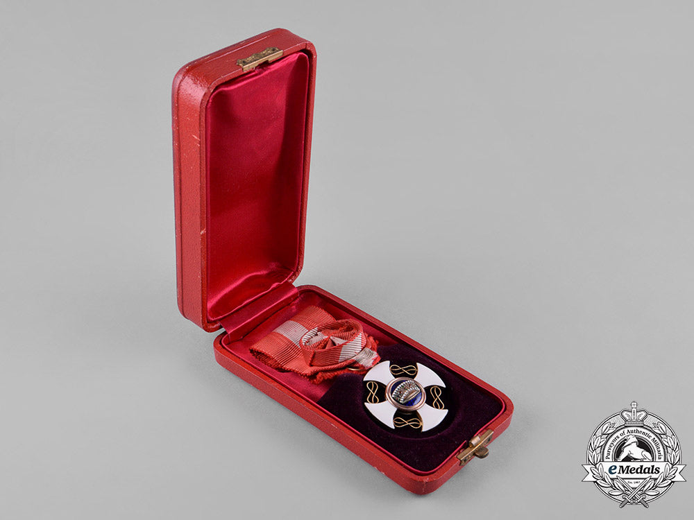 italy,_kingdom._an_order_of_the_crown_of_italy_in_gold,_officer_in_case,_c.1900_c18-054570