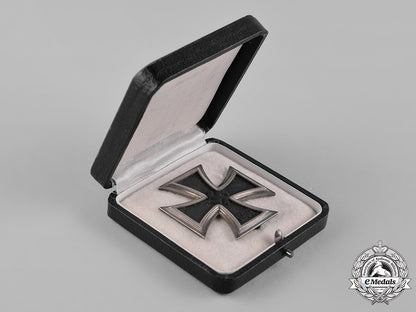 germany,_wehrmacht._a1939_iron_cross_i_class_with_case_c18-054808