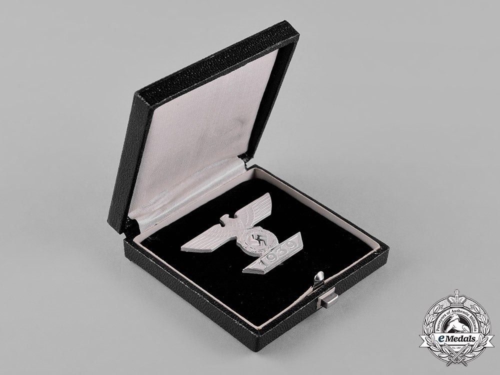 germany,_wehrmacht._a_cased_clasp_to_the1939_iron_cross_i_class,_type_a,_by_b.h._mayer_c18-054945