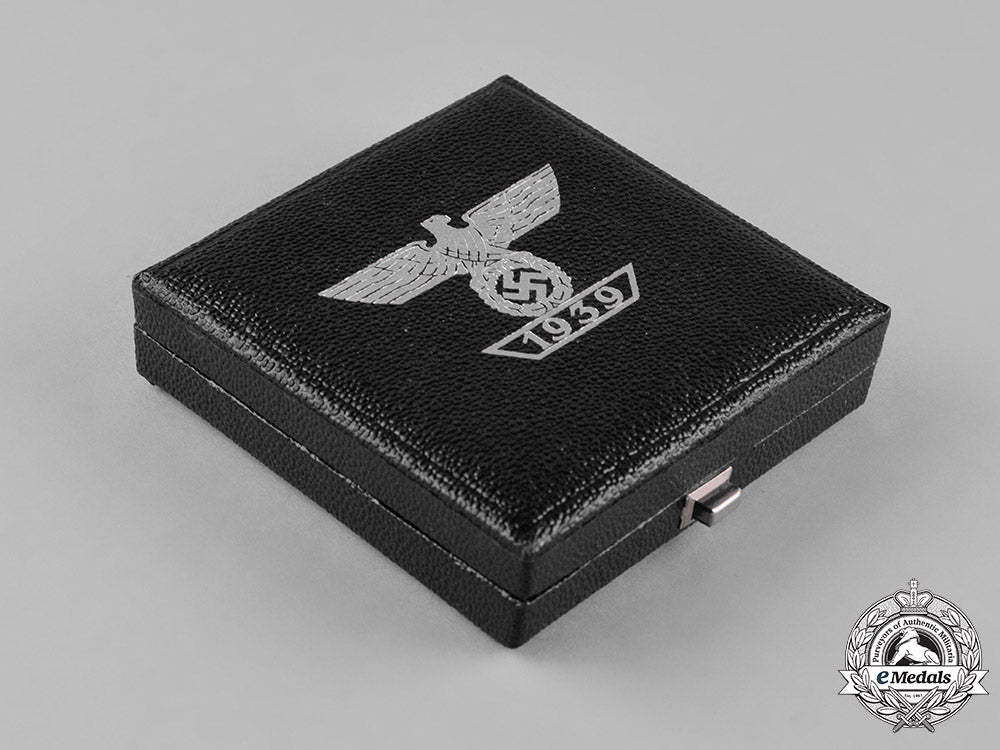 germany,_wehrmacht._a_cased_clasp_to_the1939_iron_cross_i_class,_type_a,_by_b.h._mayer_c18-054951