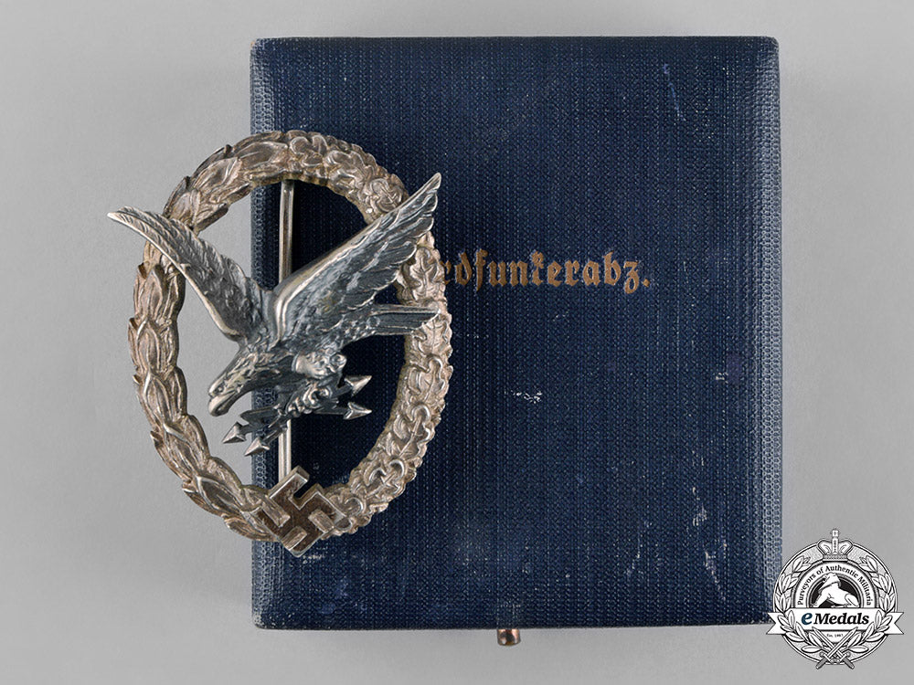 germany,_luftwaffe._a_radio_operator_badge,_with_case,_by_wilhelm_deumer_c18-055109