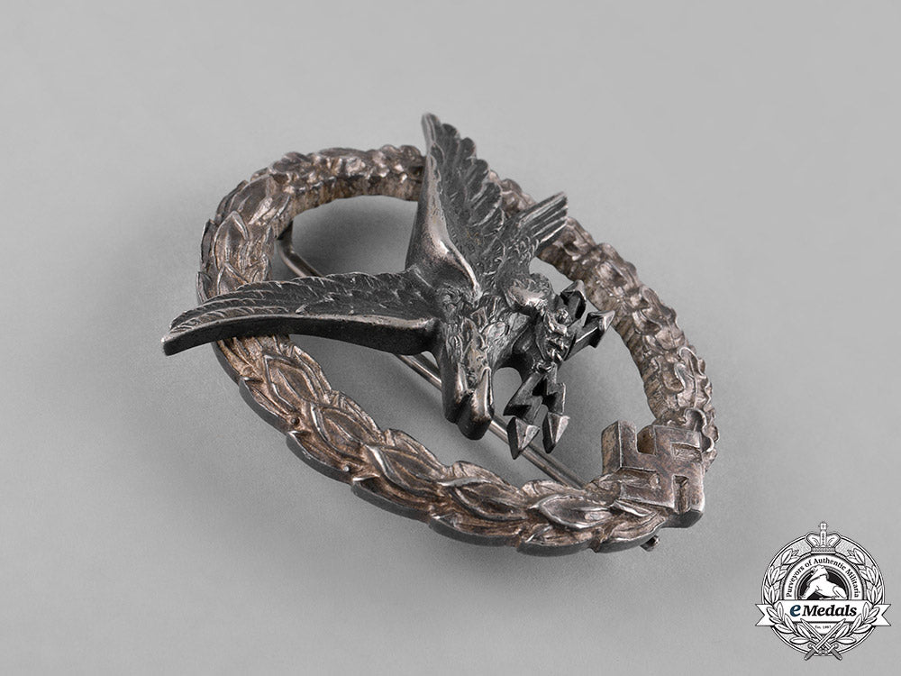 germany,_luftwaffe._a_radio_operator_badge,_with_case,_by_wilhelm_deumer_c18-055112