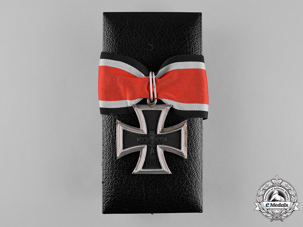 germany,_wehrmacht._a_cased_knight’s_cross_of_the_iron_cross,1957_issue_c18-055147