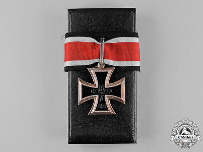 germany,_wehrmacht._a_cased_knight’s_cross_of_the_iron_cross,_post-1957_reissue_c18-055156