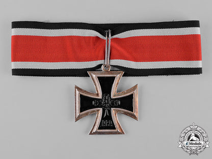germany,_wehrmacht._a_cased_knight’s_cross_of_the_iron_cross,_post-1957_reissue_c18-055157