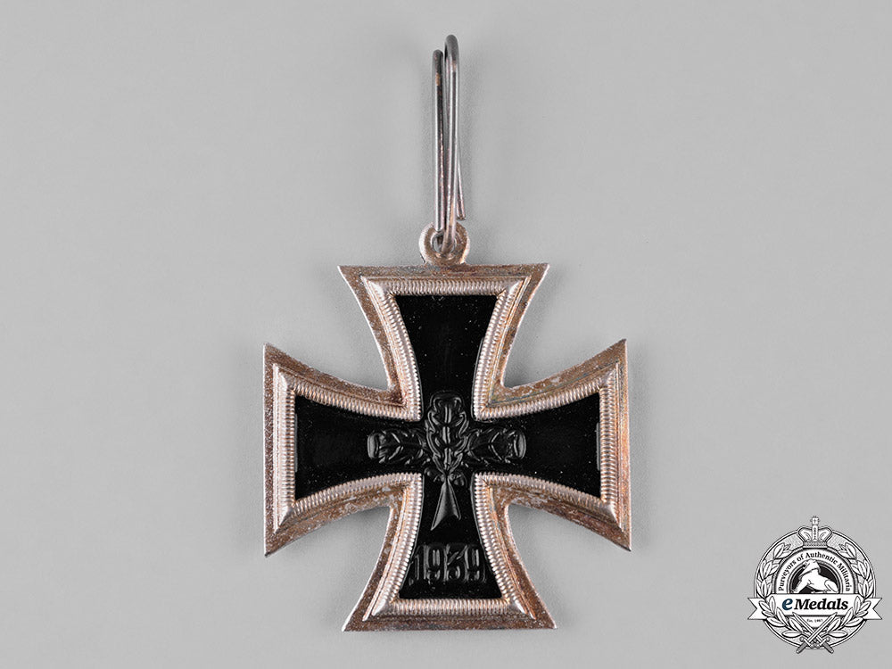 germany,_wehrmacht._a_cased_knight’s_cross_of_the_iron_cross,_post-1957_reissue_c18-055158