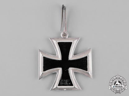 germany,_wehrmacht._a_cased_knight’s_cross_of_the_iron_cross,_post-1957_reissue_c18-055159