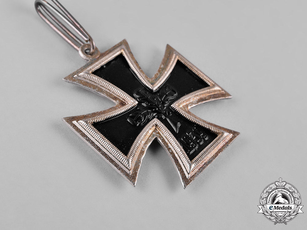 germany,_wehrmacht._a_cased_knight’s_cross_of_the_iron_cross,_post-1957_reissue_c18-055160