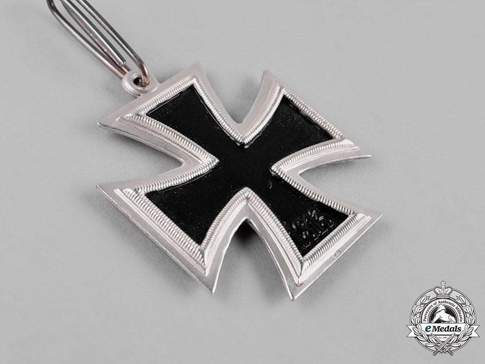 germany,_wehrmacht._a_cased_knight’s_cross_of_the_iron_cross,_post-1957_reissue_c18-055161