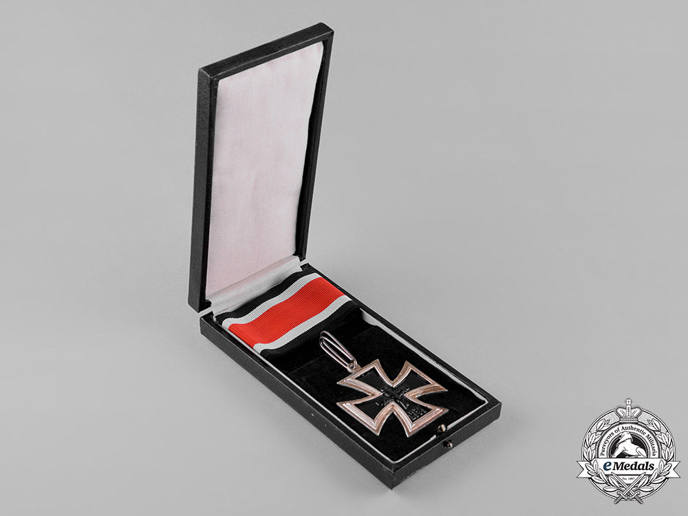 germany,_wehrmacht._a_cased_knight’s_cross_of_the_iron_cross,_post-1957_reissue_c18-055163