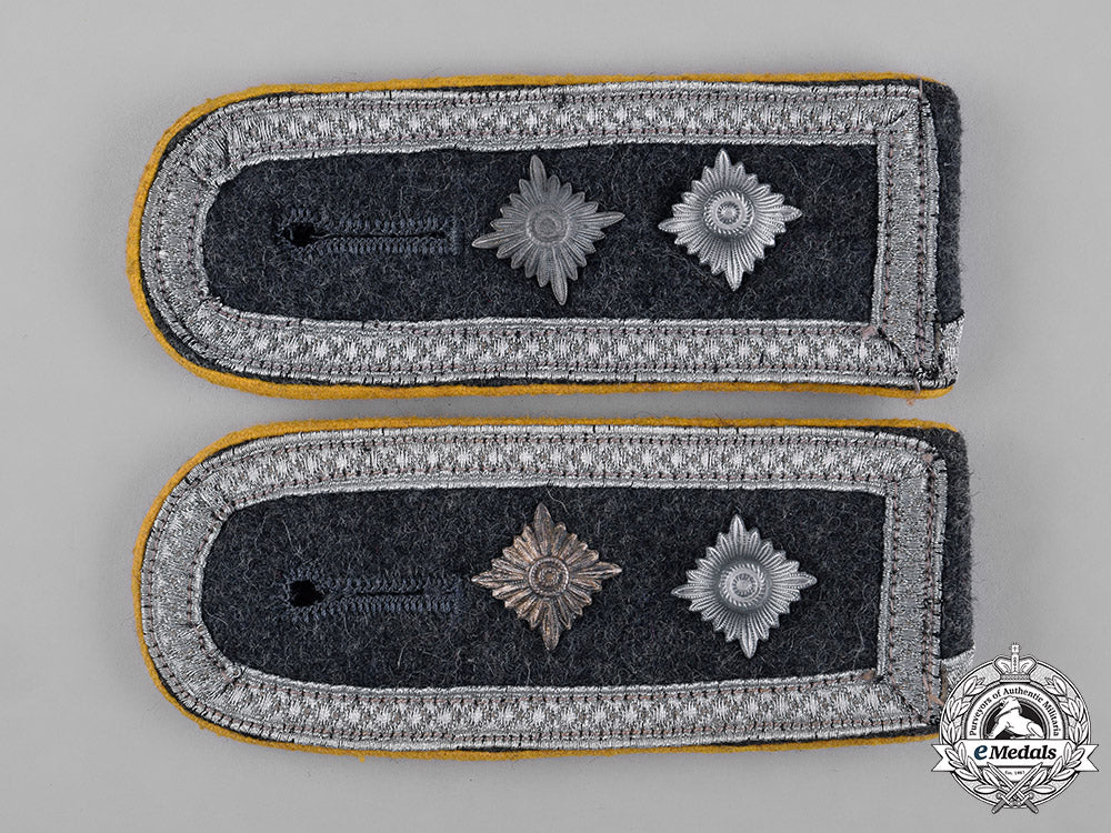 germany,_luftwaffe._a_pair_of_aviator_troops_oberfeldwebel_shoulder_boards_c18-055283