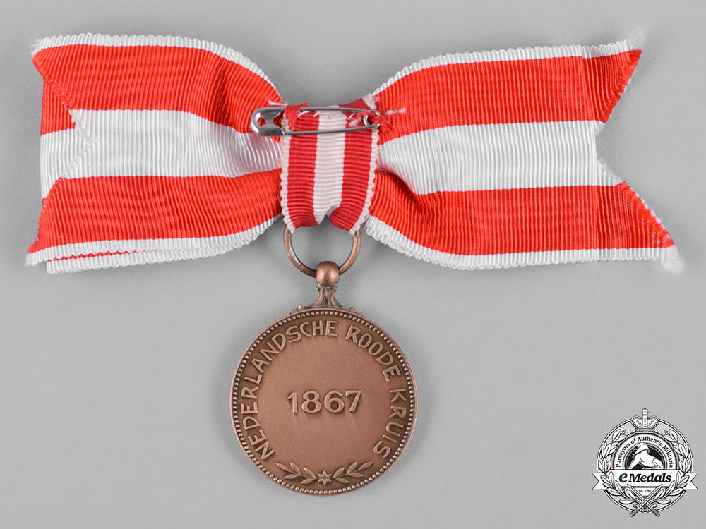 netherlands,_kingdom._a_medal_of_merit_of_the_red_cross,_ii_class_bronze_grade,_c.1945_c18-055561