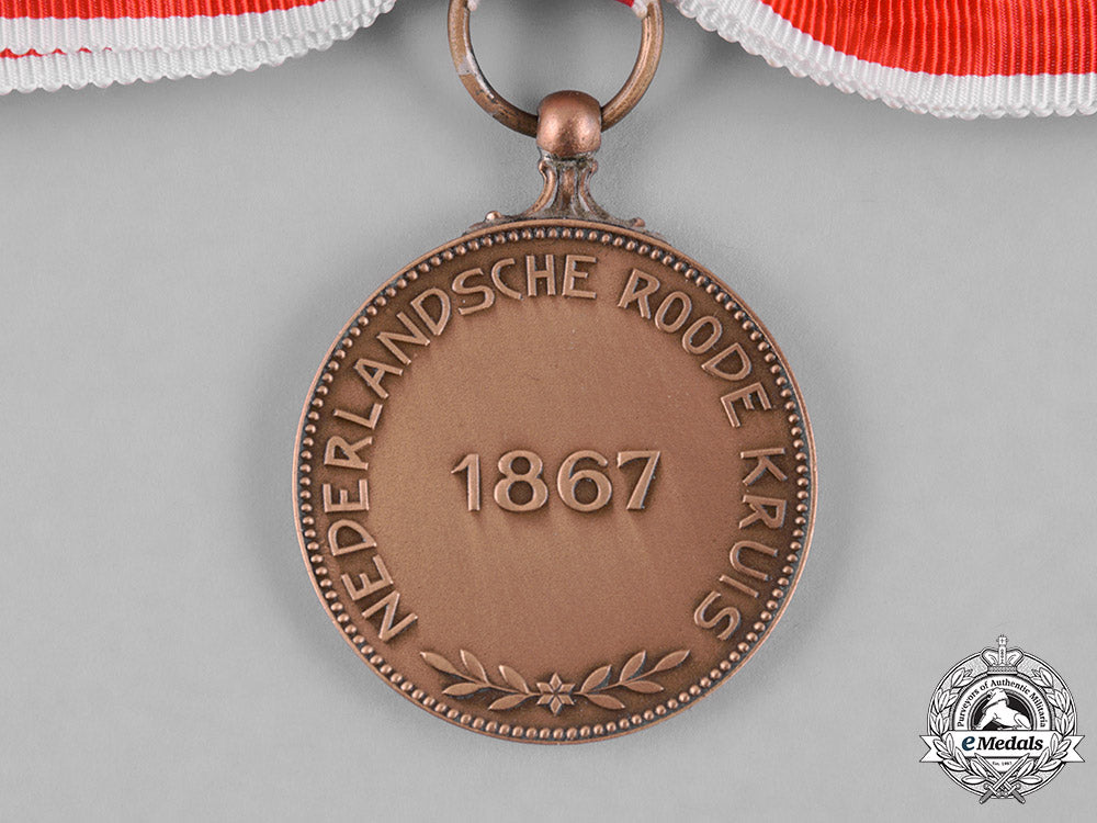 netherlands,_kingdom._a_medal_of_merit_of_the_red_cross,_ii_class_bronze_grade,_c.1945_c18-055563