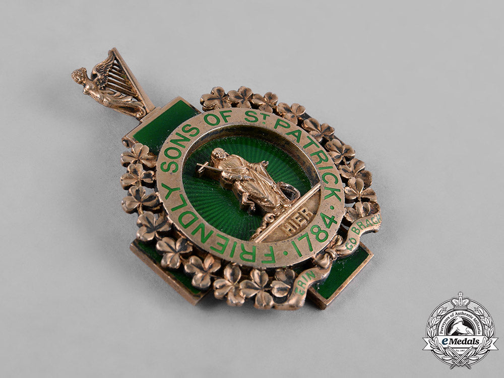 united_states._a_friendly_sons_of_st._patrick_membership_badge,_by_tiffany&_company_c18-055700_1