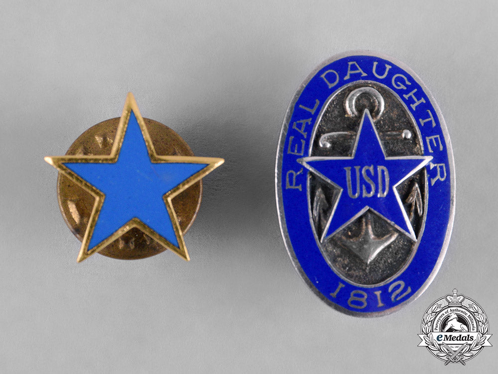 united_states._two_united_states_daughters_of1812_lapel_badges_c18-055722_1