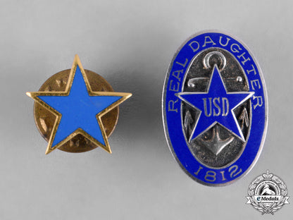 united_states._two_united_states_daughters_of1812_lapel_badges_c18-055722_1