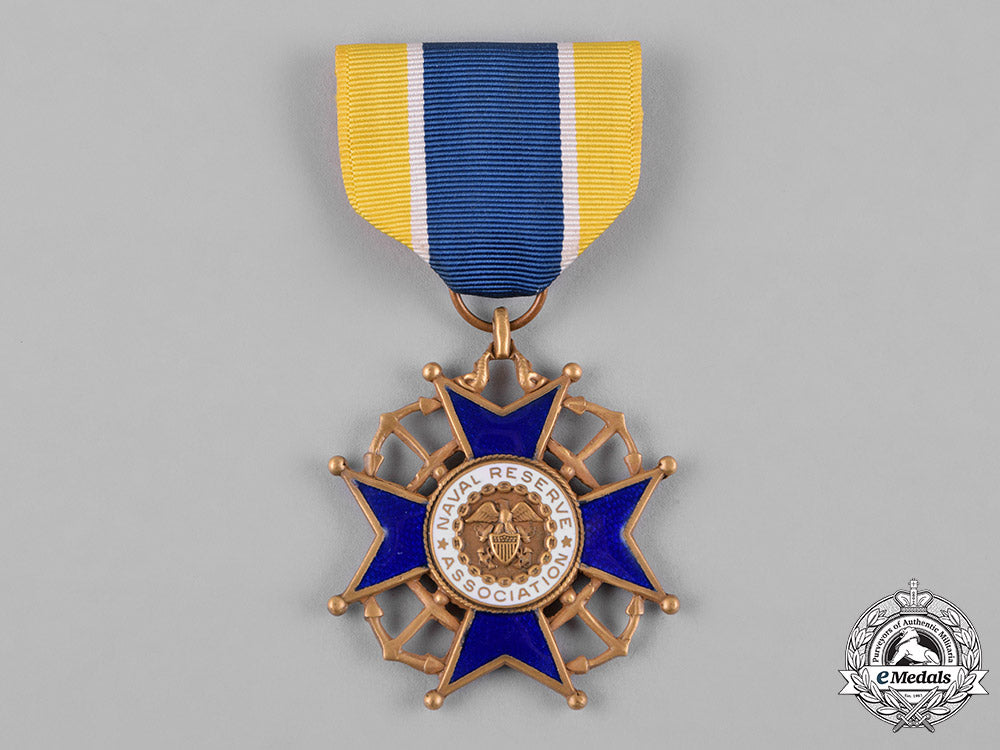 united_states._a_naval_reserve_association_membership_badge,_fullsize_and_miniature_c18-055819_1