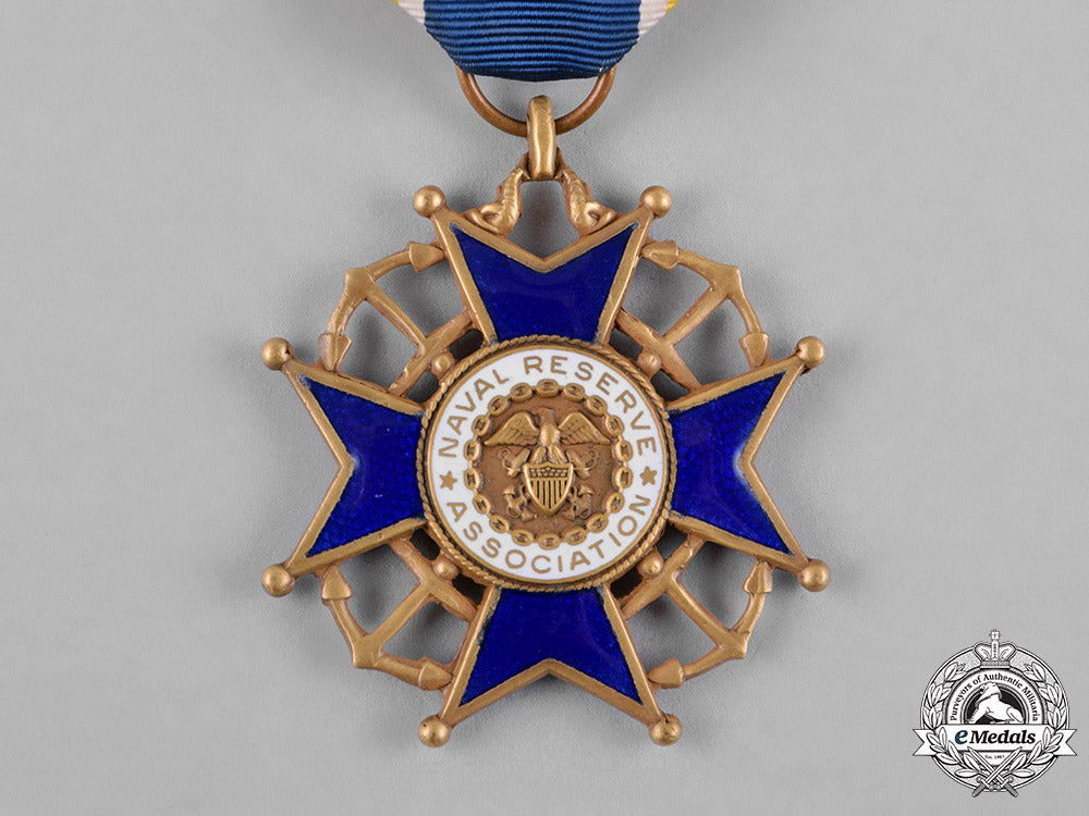 united_states._a_naval_reserve_association_membership_badge,_fullsize_and_miniature_c18-055821_1