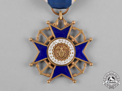 united_states._a_naval_reserve_association_membership_badge,_fullsize_and_miniature_c18-055821_1