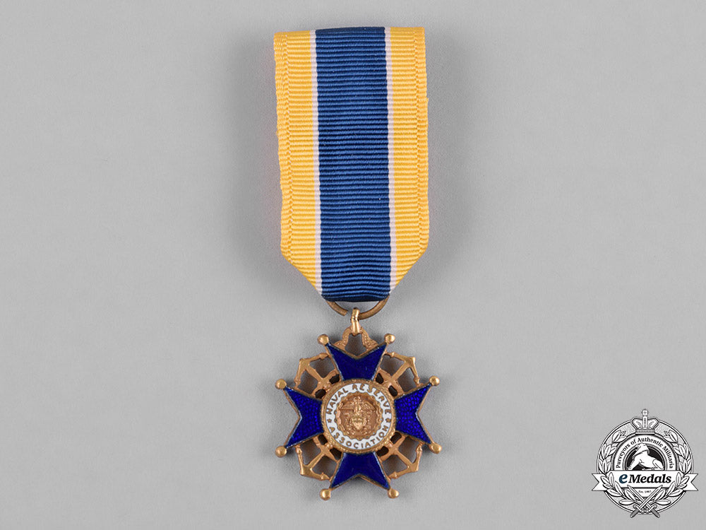 united_states._a_naval_reserve_association_membership_badge,_fullsize_and_miniature_c18-055825_1