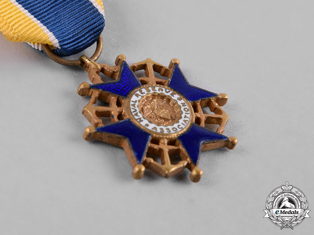 united_states._a_naval_reserve_association_membership_badge,_fullsize_and_miniature_c18-055827_1
