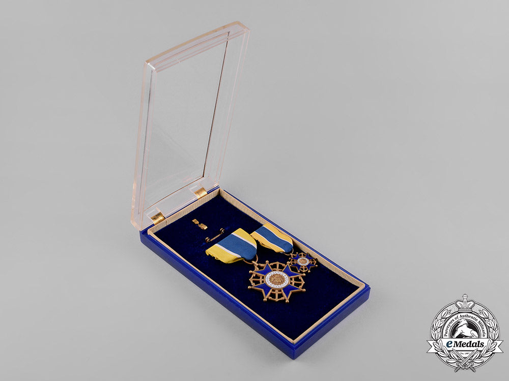 united_states._a_naval_reserve_association_membership_badge,_fullsize_and_miniature_c18-055829_1