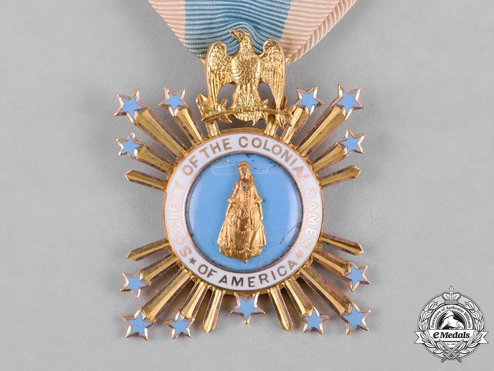 united_states._an_american_society_of_the_colonial_dames_of_america_badge_in_gold,1900_c18-055883
