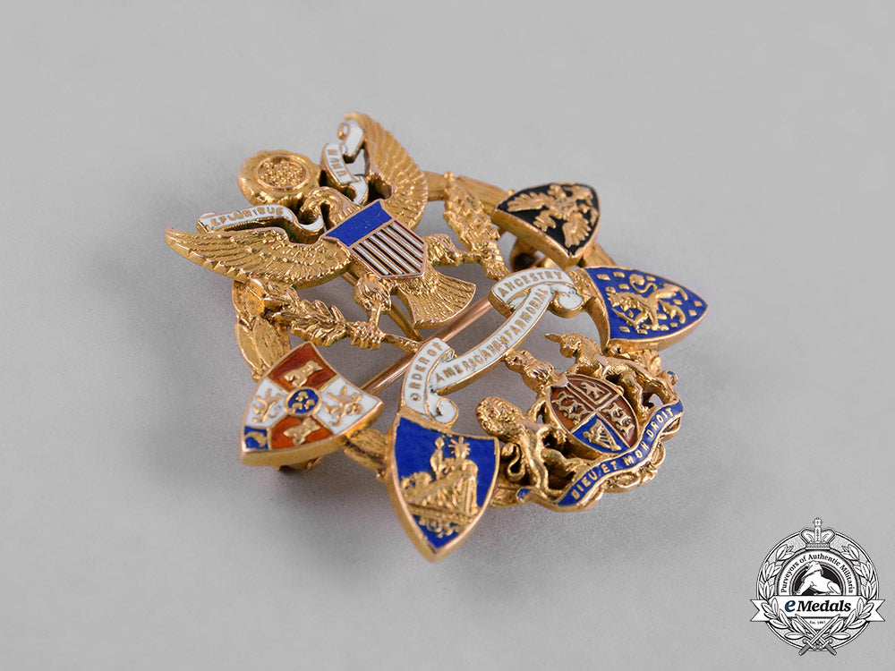 united_states._an_order_of_americans_of_armorial_ancestry_membership_badge_in_gold_c18-055896_1