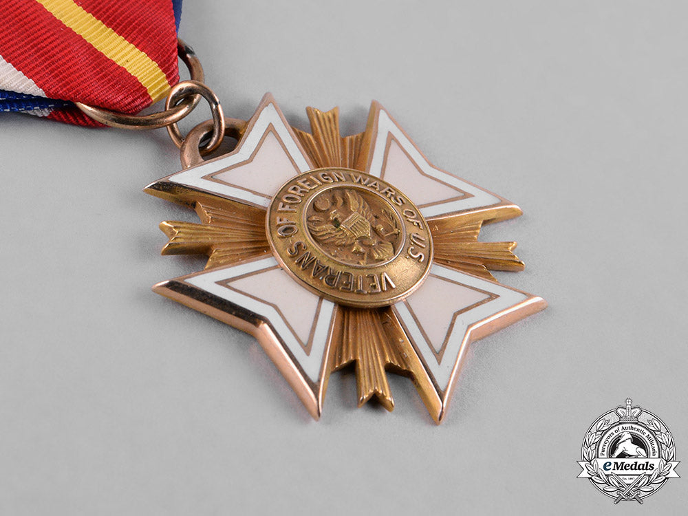 united_states._a_veterans_of_foreign_wars_of_the_united_states_membership_badge_in_gold,_c.1939_c18-055914_1_1