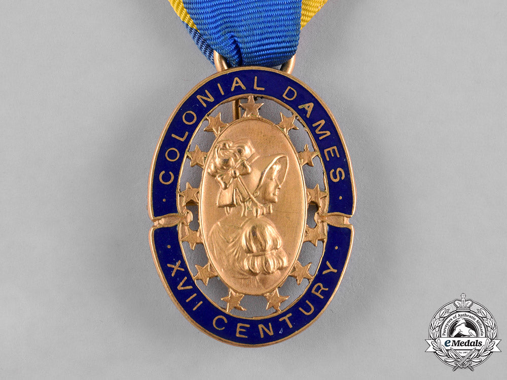 united_states._a_national_society_colonial_dames_xvii_century_membership_badge,_by_j.e.caldwell_c18-055924_1