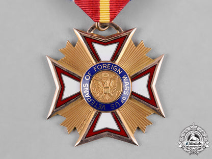 united_states._a_veterans_of_foreign_wars_of_the_united_states_district_commander's_badge_in_gold,_by_bailey,_banks&_biddle,_c18-055947
