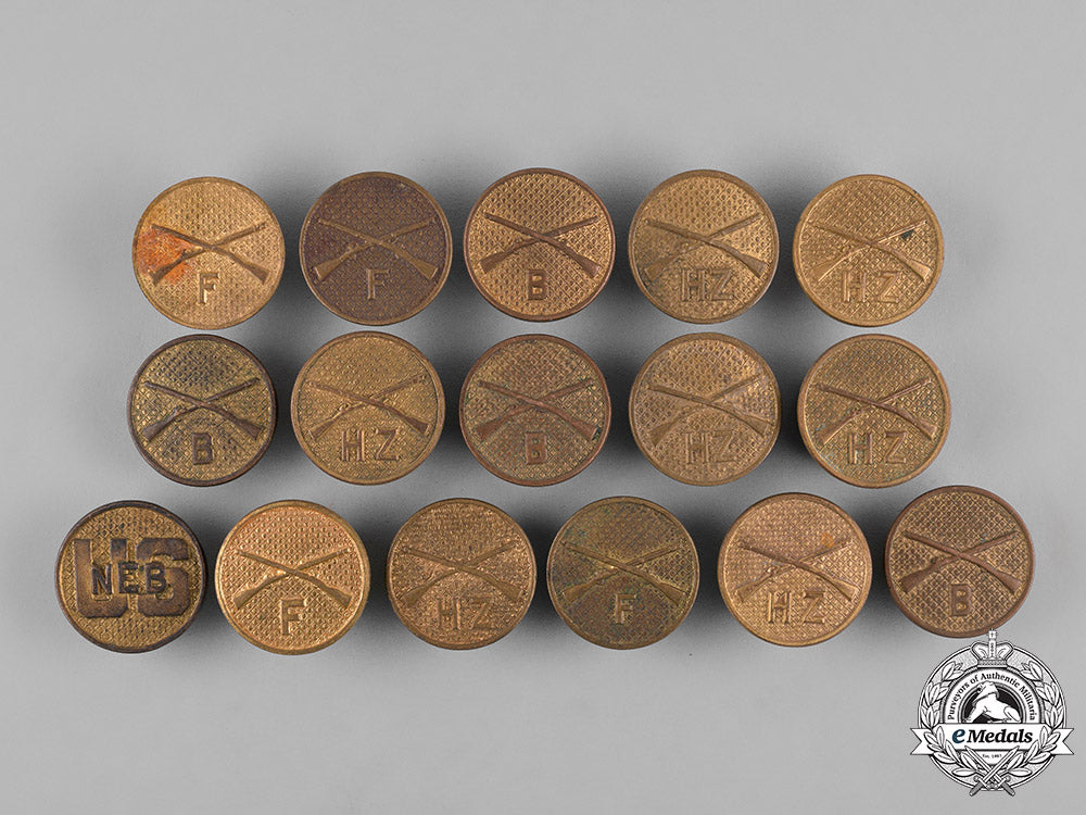 united_states._a_lot_of_sixty-_one_army_collar_disks,_c.1930_c18-056199
