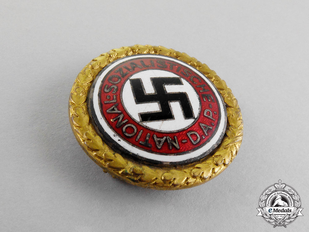 germany._a_nsdap_golden_party_badge_by_deschler&_sohn;_large_version_c18-0642