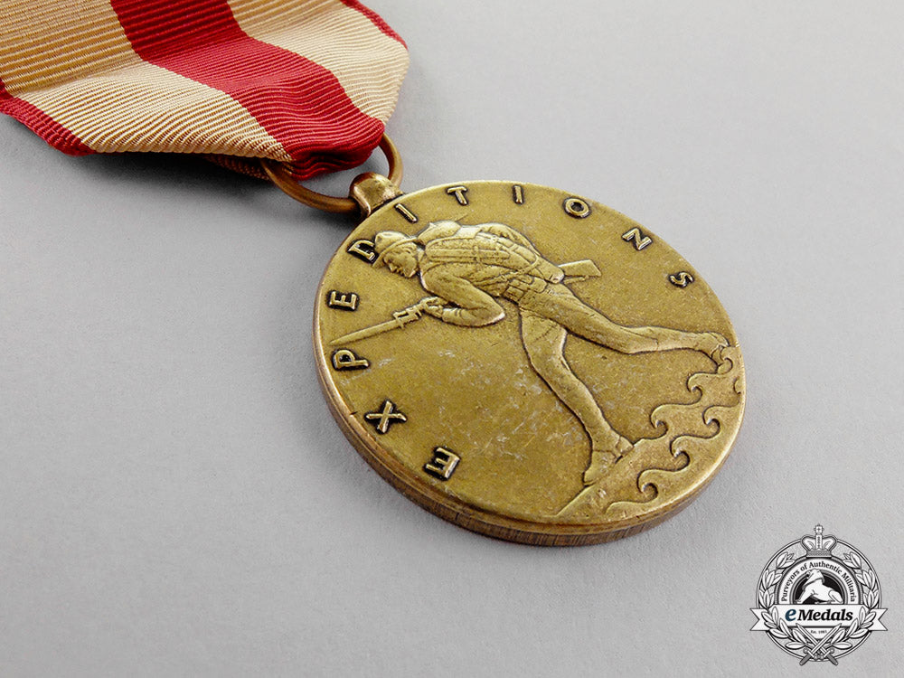 united_states._a_lot_of_three_service_medals_c18-090
