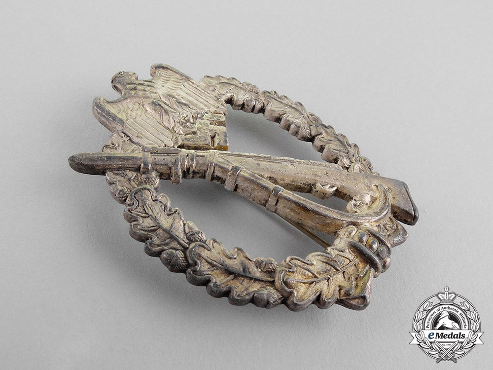germany._a_silver_grade_infantry_assault_badge_by_metall_und_kunstoff_c18-309