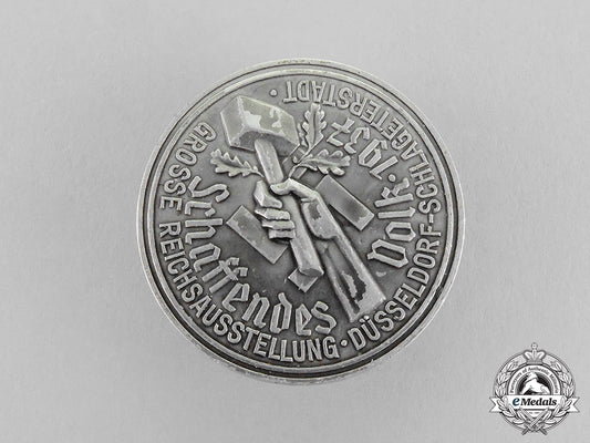 germany._a1937“_the_great_national_exhibition_in_düsseldorf”_badge_c18-476